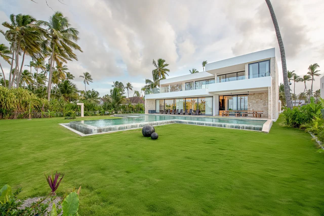 Beachfront Paradise with Ocean Views in Samana