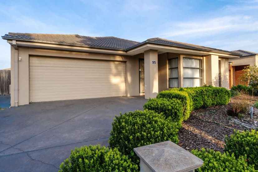 Elegant 4BR Villa with 3 Living Rooms in PointCook