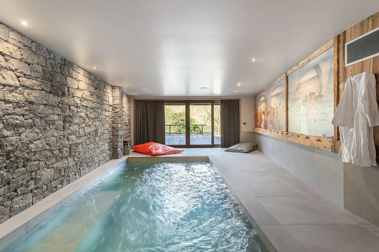 Heritage Chalet: Lujo Atemporal con Piscina Interior
