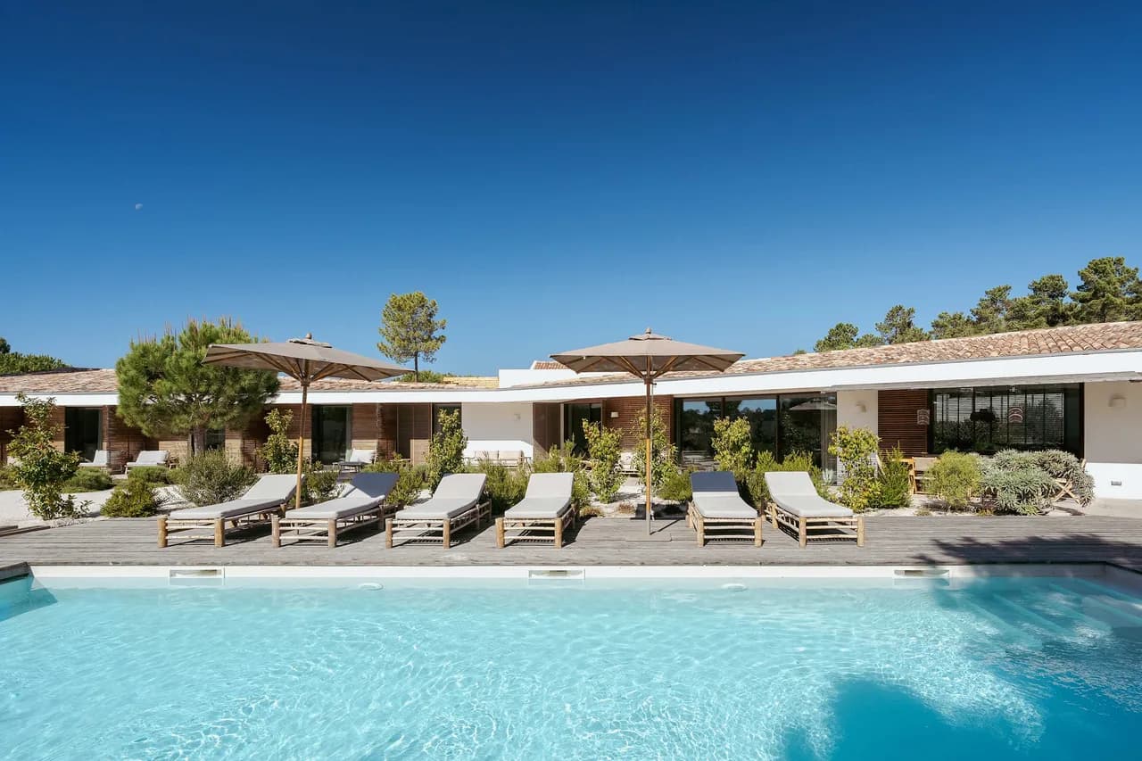 Ruhige Luxusvilla mit 6 Schlafzimmern und beheiztem Pool