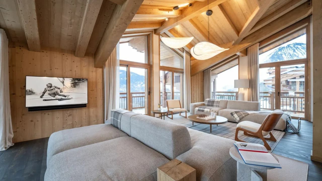 Chalet Estiloso con Chimenea y Balcón