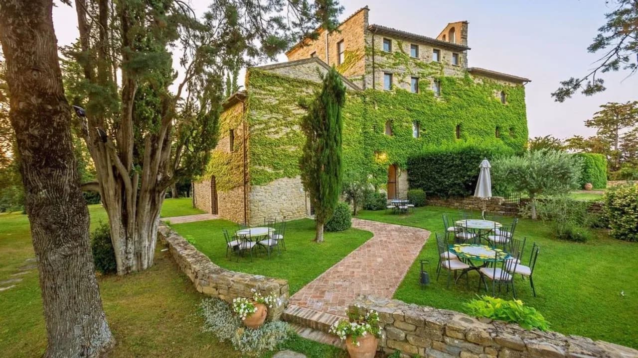 Schönes privates Dorf mit Pool und Ausblick