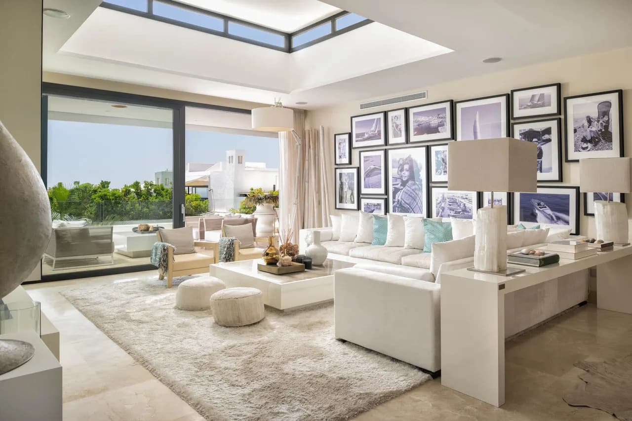 Ático con Vista al Mar y Interiores Lujosos