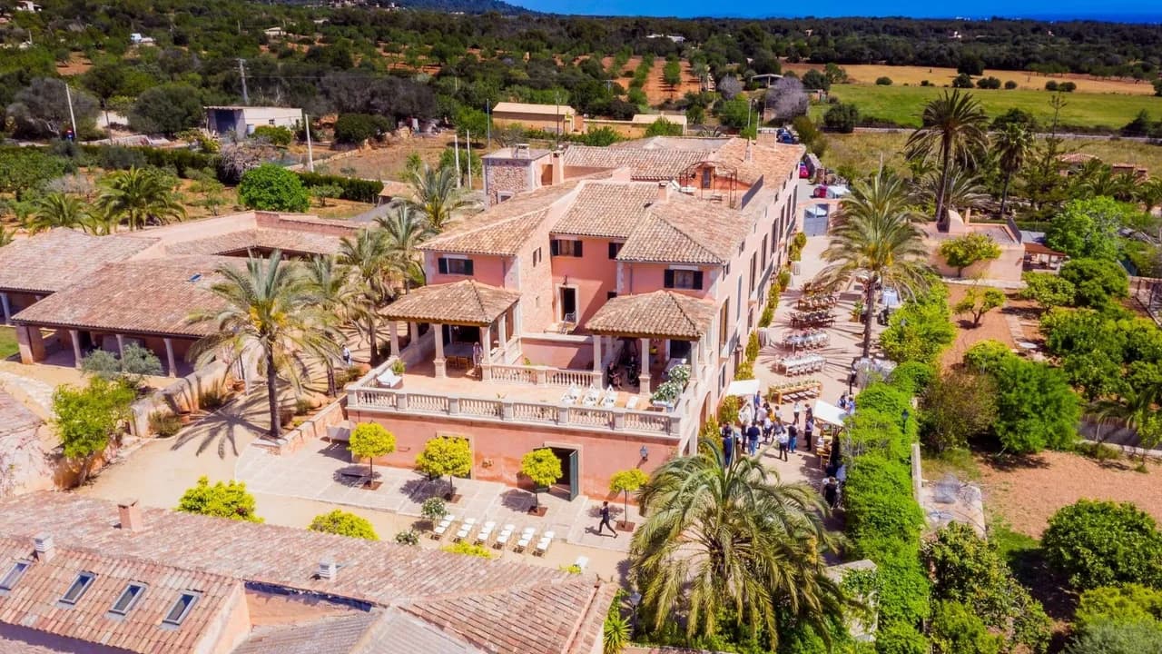 Impresionante Finca de 16 Habitaciones con Piscina