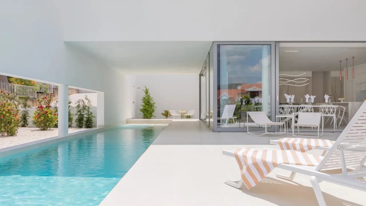 Villa de Alta Gama con Paredes de Vidrio