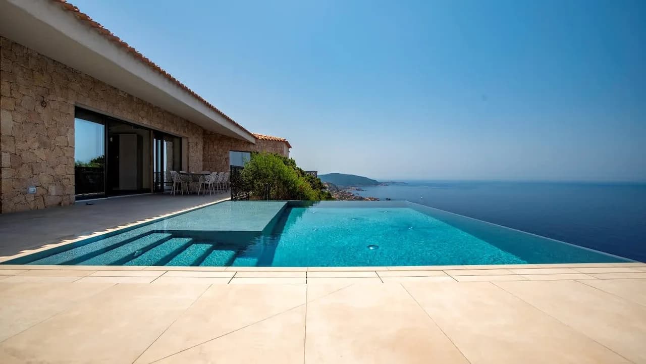 Moderna Villa Sardiniense con Vistas Impresionantes
