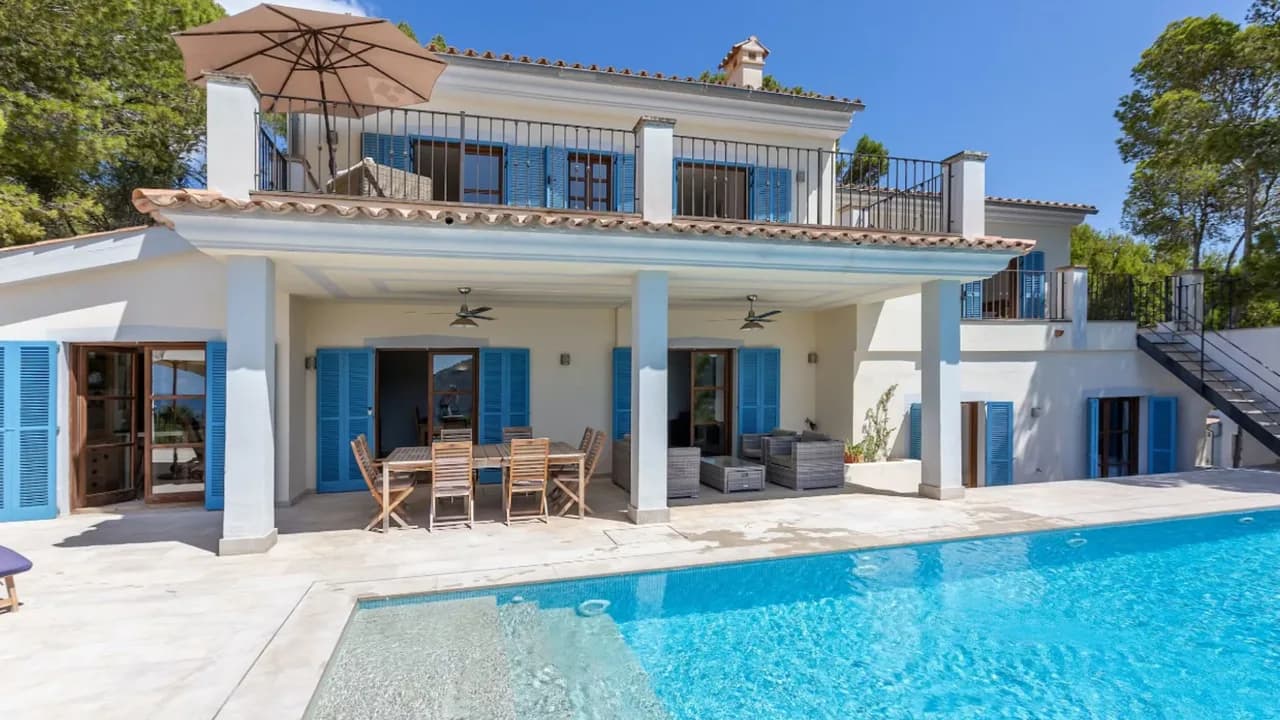 Impresionante Villa con Vista al Mar y Piscina
