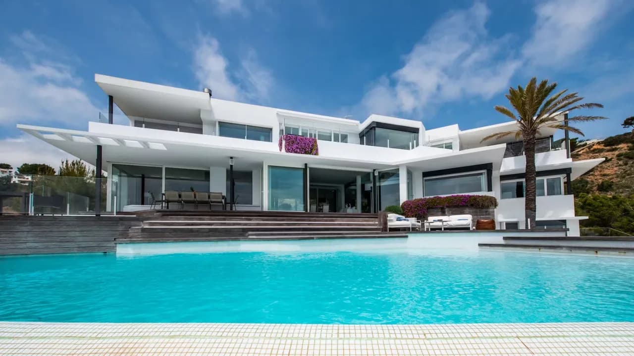 Villa Elegante con Vistas al Mar desde la Piscina