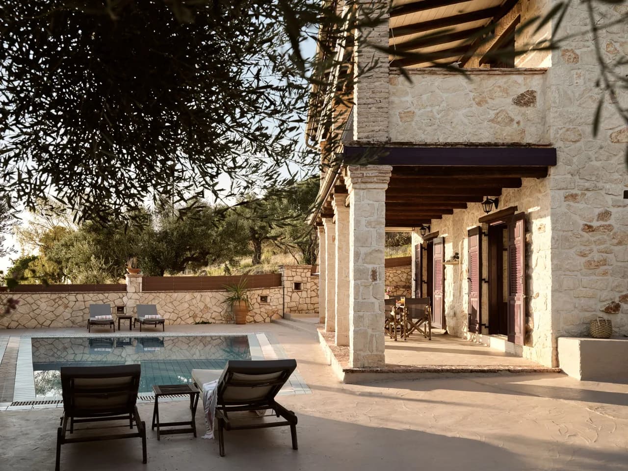 Ruhiger Rückzugsort am Meer mit Pool und Panoramablick