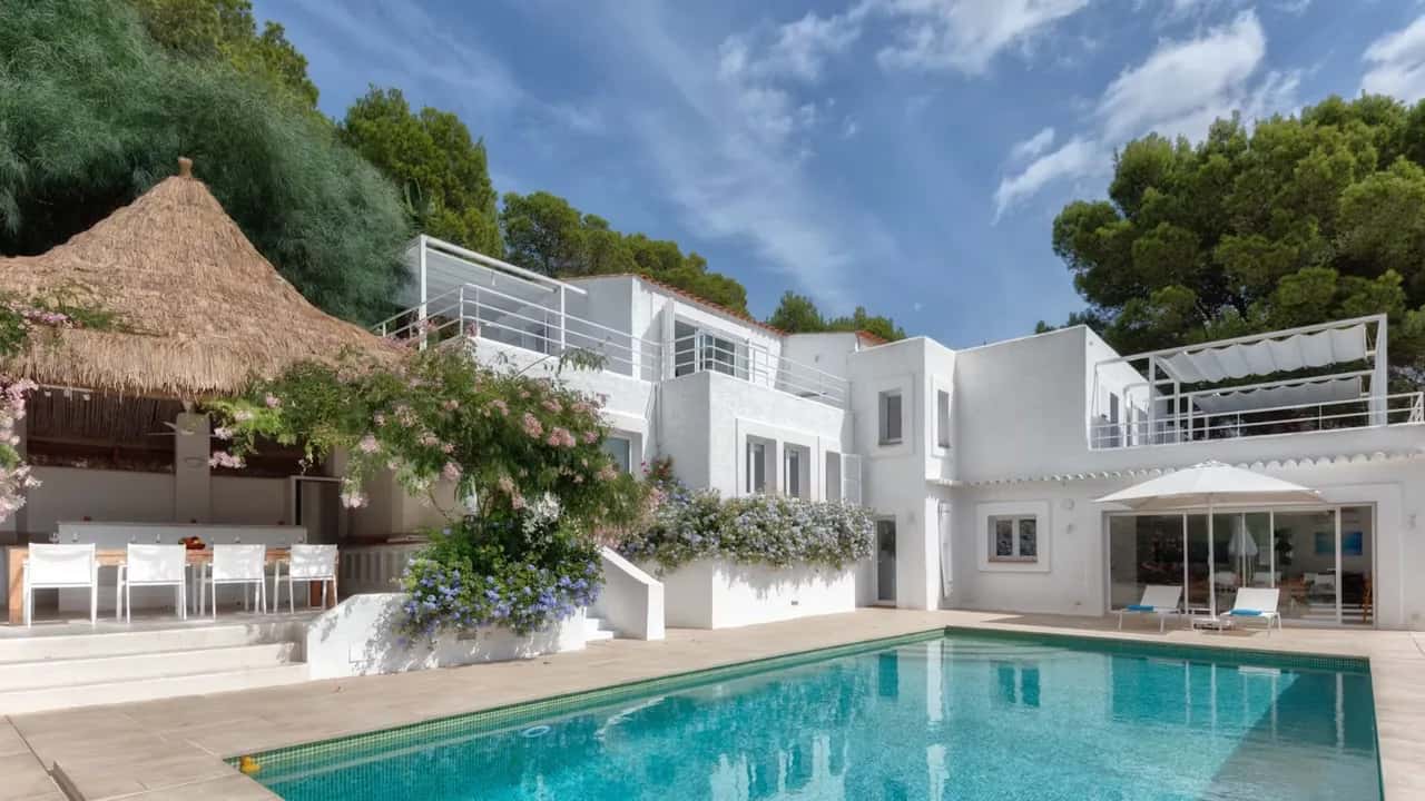 Modern Retreat With Sea-facing Pool Terraces