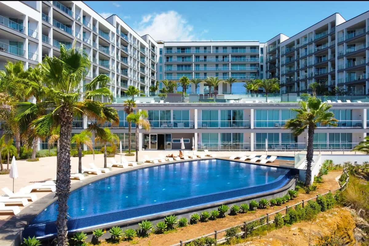 Ozeanfront-Oase: Pool, Fitnessstudio & mehr in Funchal