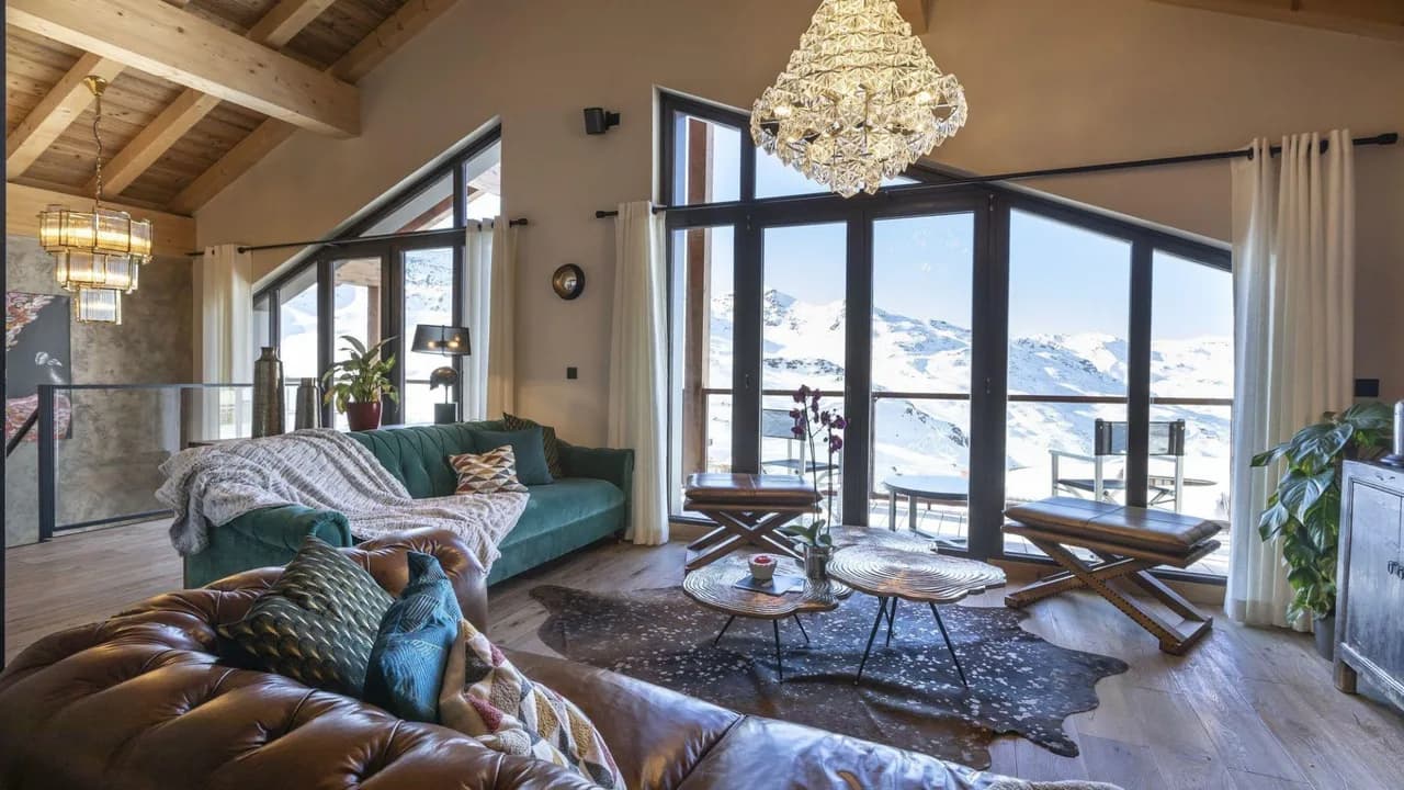 Chalet Elegante con Encanto de Chimenea