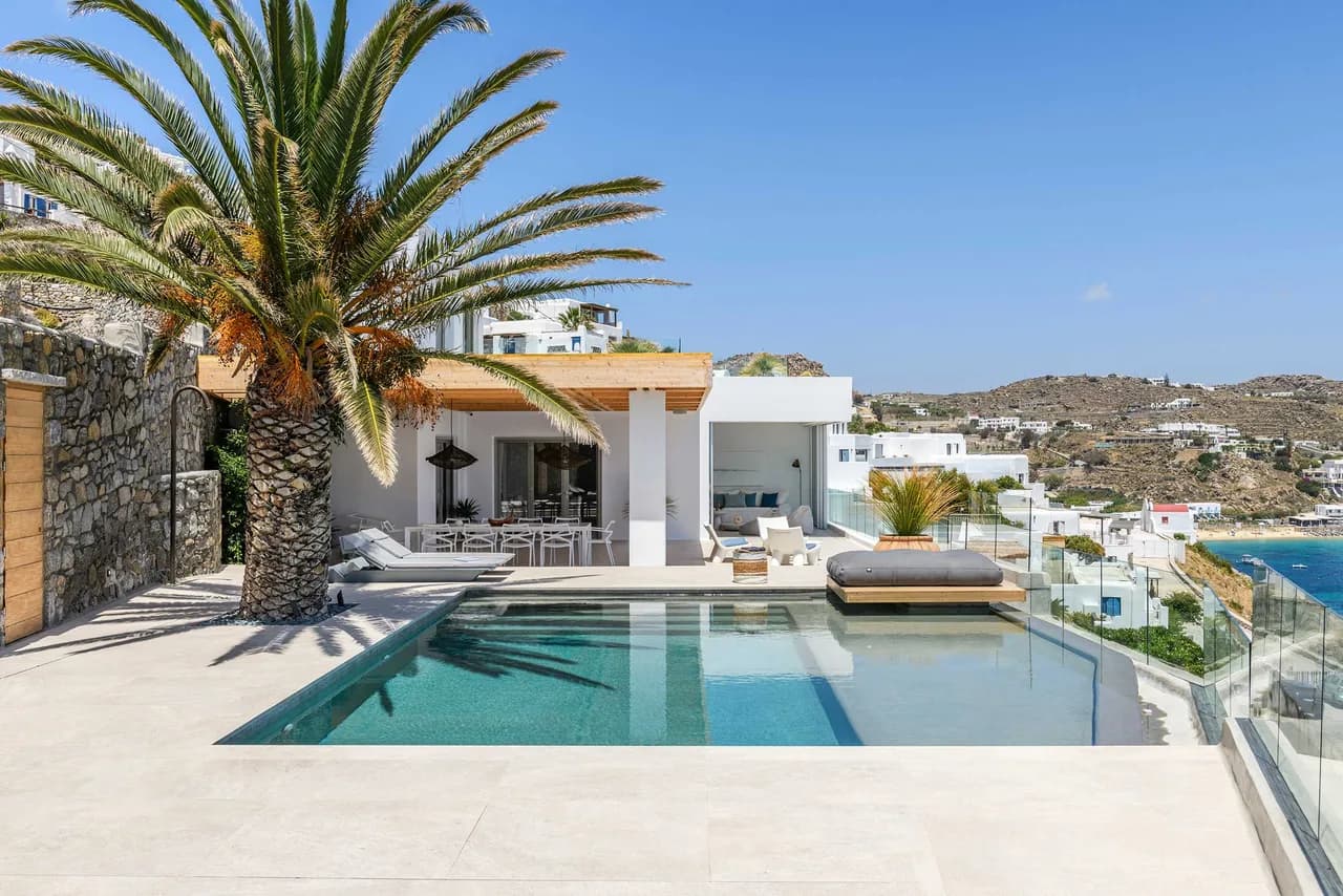 Impresionante Villa con Piscina Infinita y Vistas Panorámicas al Mar