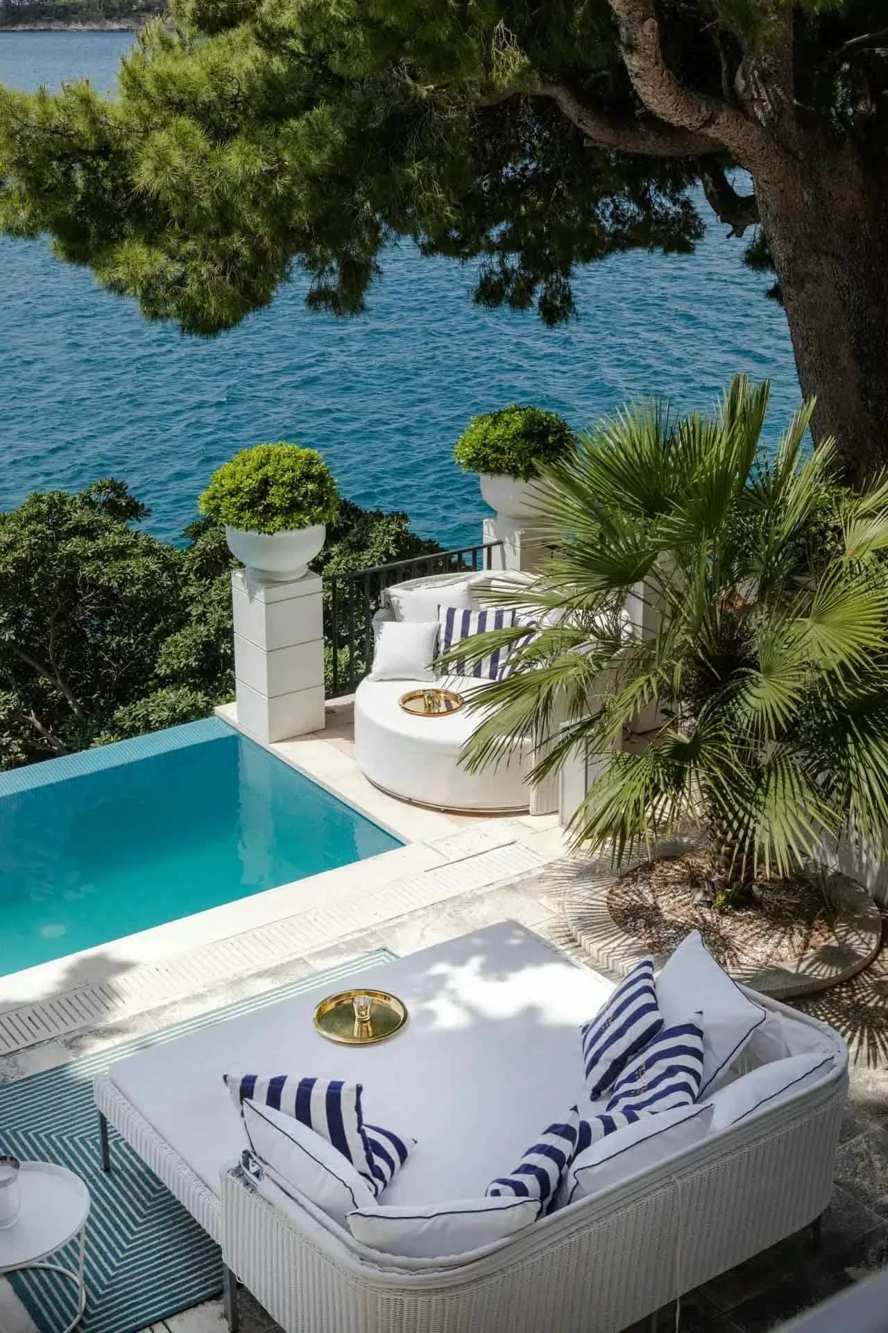 Mediterranean Villa With Infinity Pool Terrace