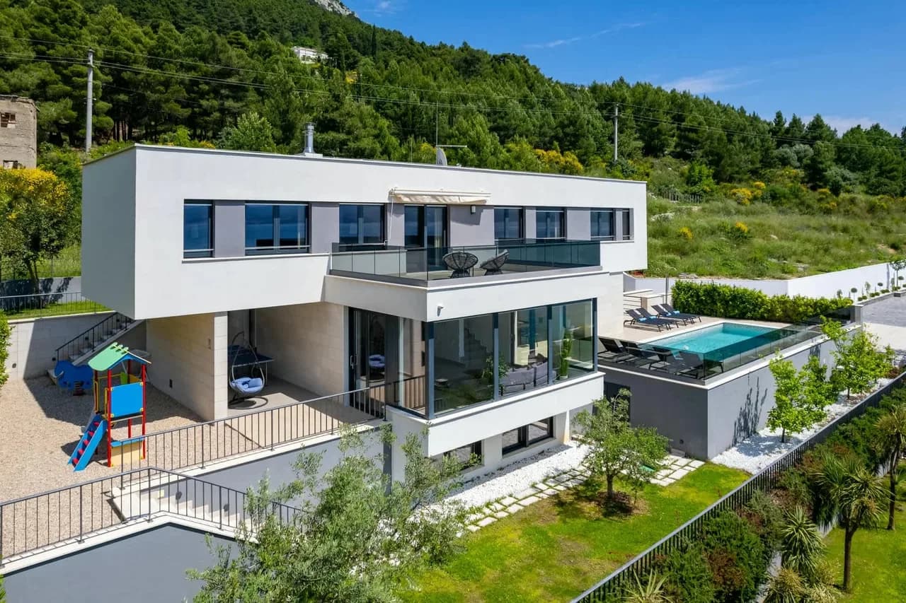 Sophisticated Seafront Villa With Sun Deck
