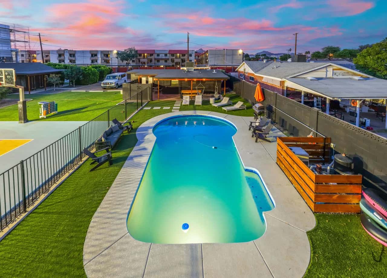 Gemeinsames Kino, Pickleball & Pool | DT Phoenix