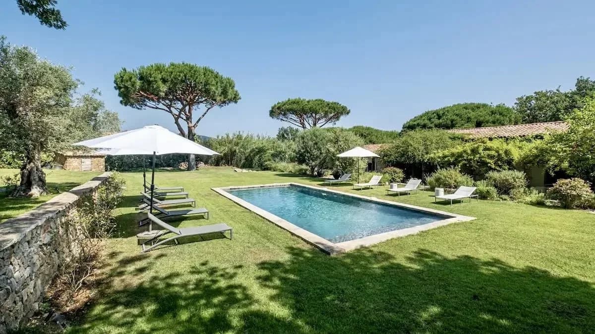 Maison côtière de luxe avec jardin au bord de la piscine