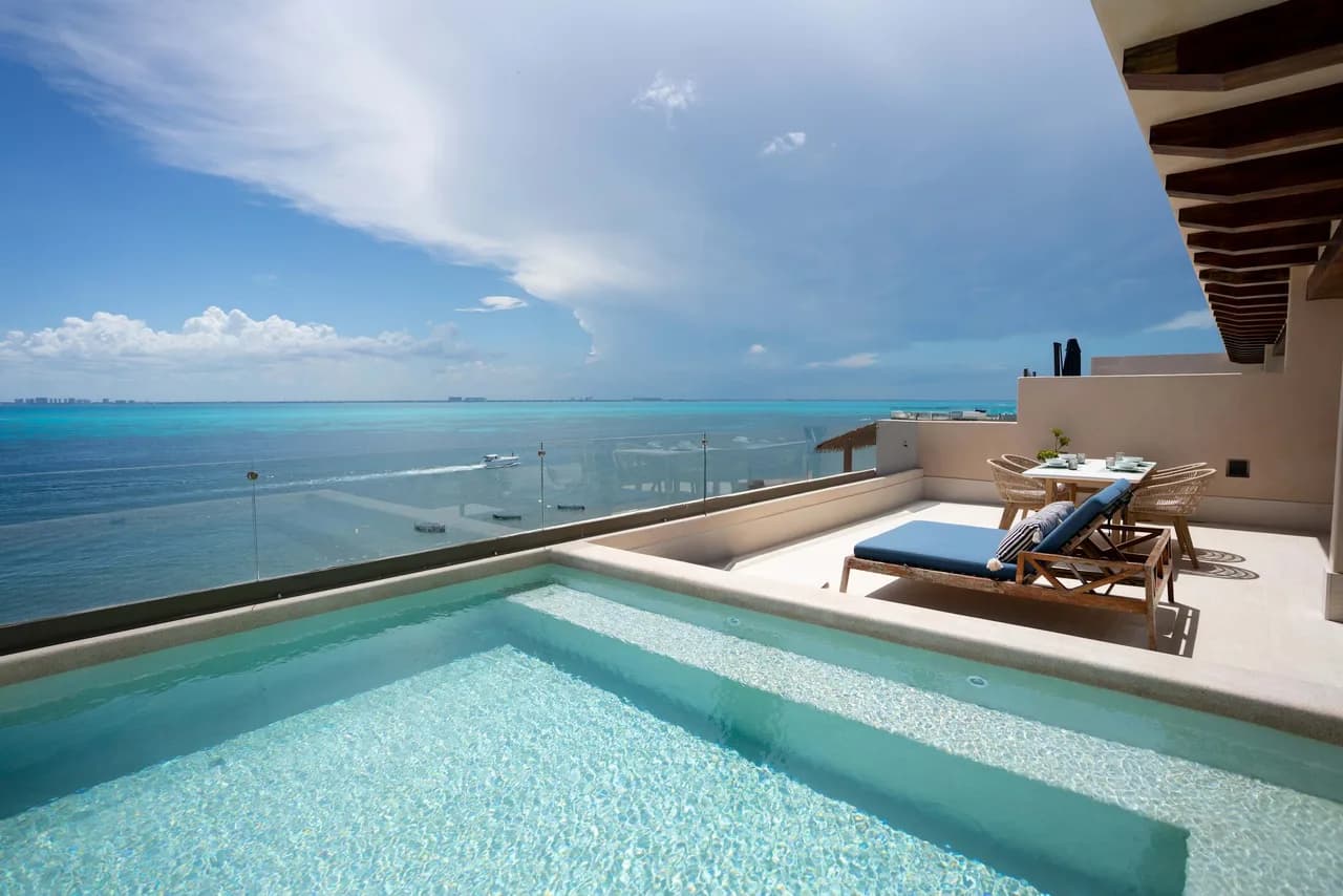 Couples Retreat | Beachfront Rooftop & Jacuzzi