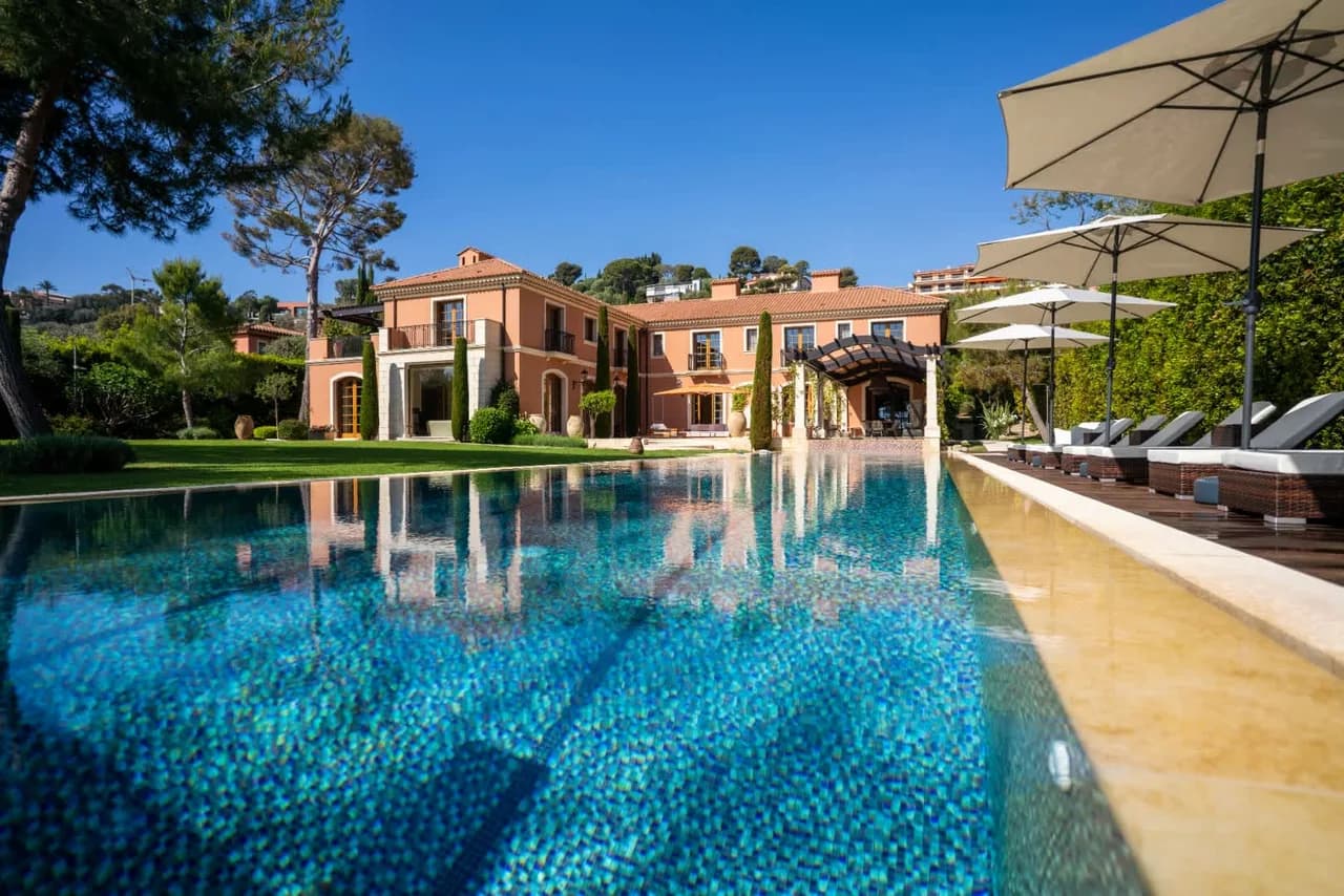 Villa en bord de mer avec grands intérieurs ouverts