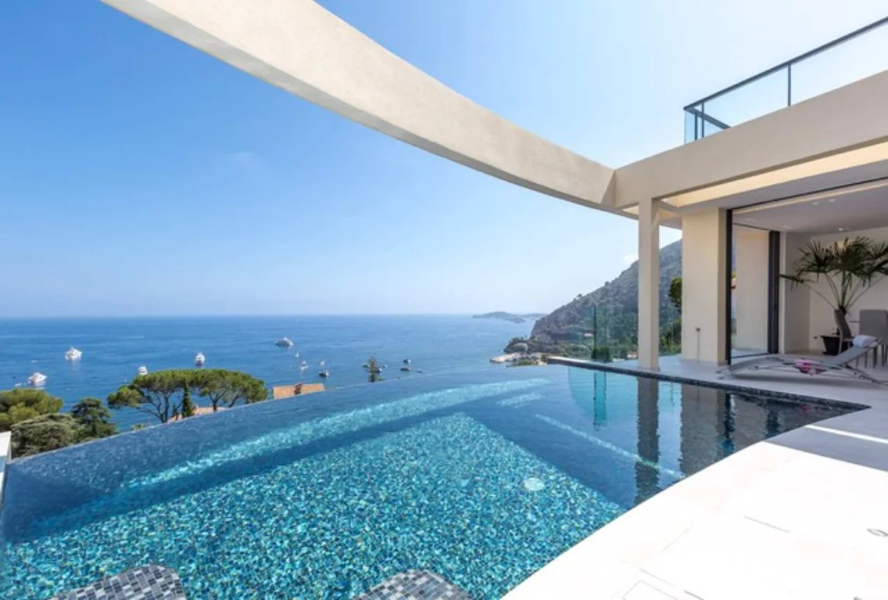 Elegante Villa mit großzügigen Außenbereichen