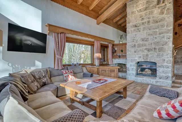 Chalet Tradicional con Montaña Contemporánea