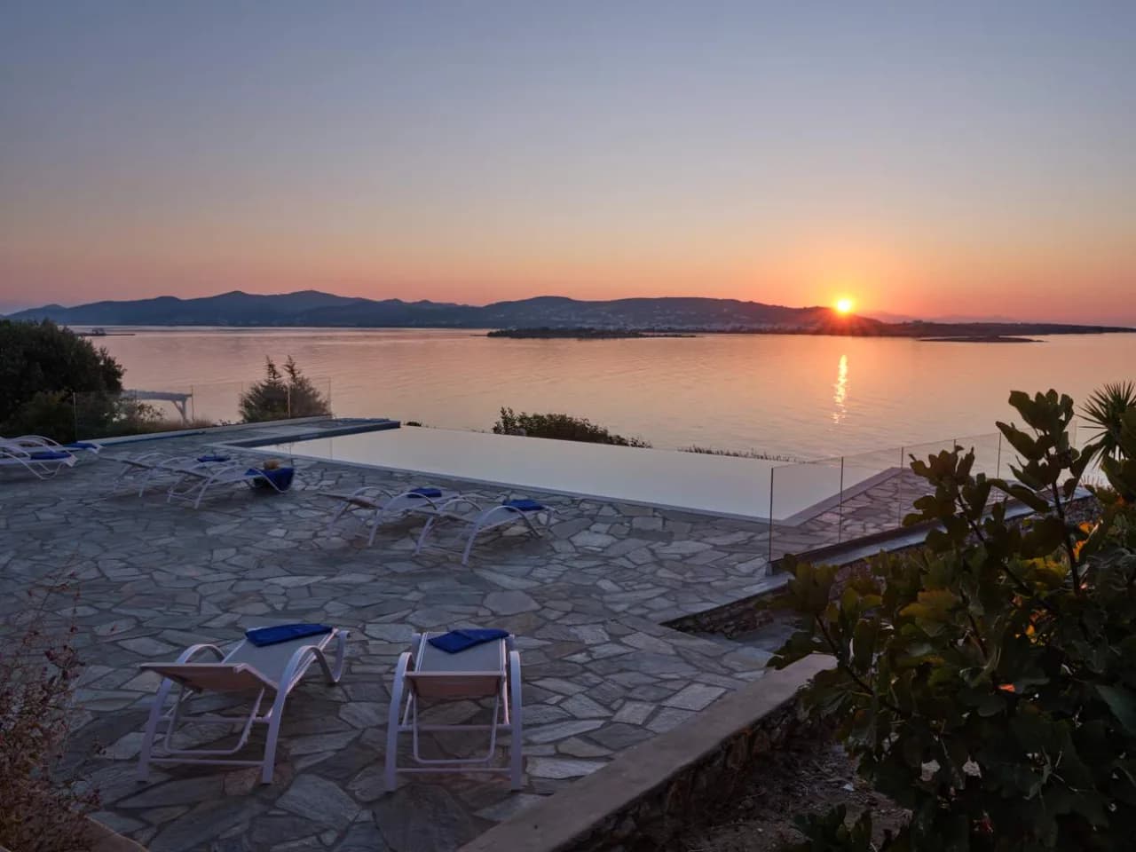 Elegantes Paros-Retreat mit Blick auf die Antiparos-Bucht