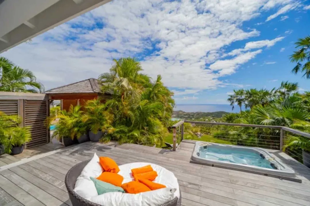 Contemporary Hilltop Villa with Jacuzzi