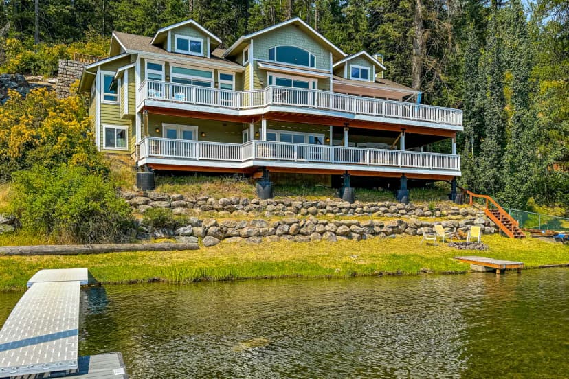 Relaxing Lakefront Custom Home in Coeur d’Alene