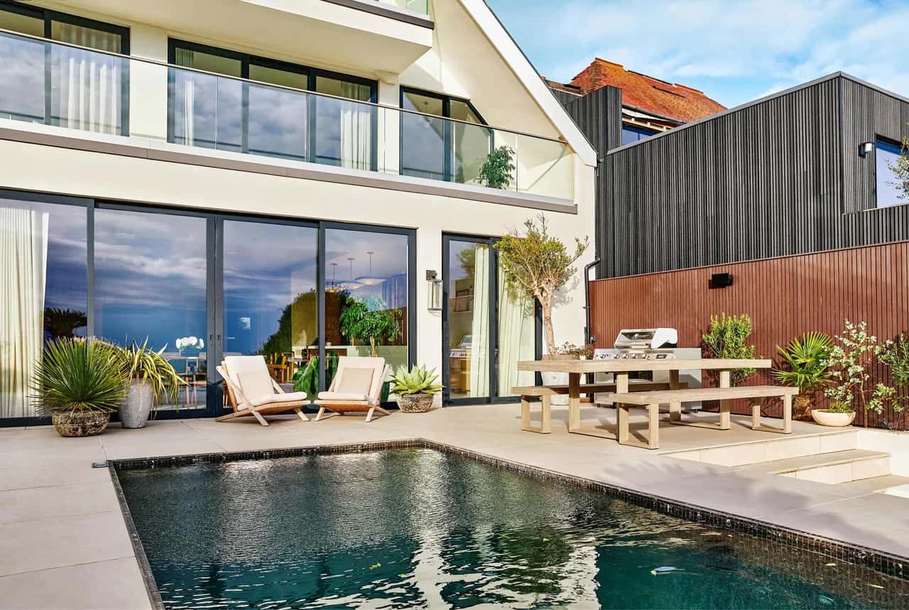 Villa de Lujo en Brighton Frente al Mar con Piscina Privada y Vistas Impresionantes