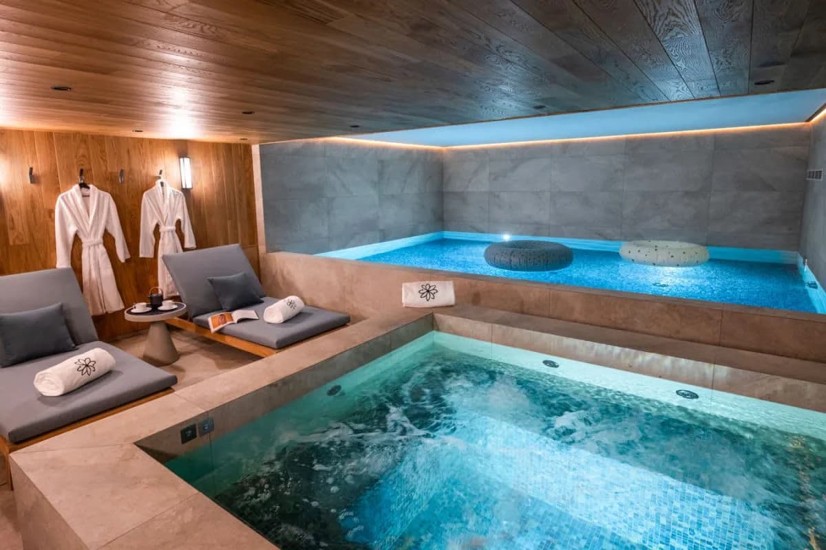 Luxuriöses Apartment am Hang mit privatem Pool