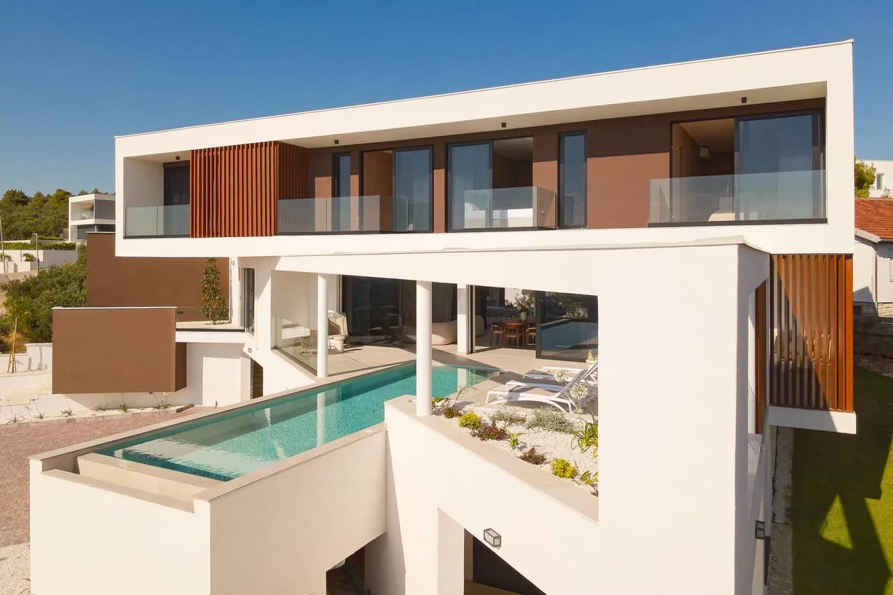 Contemporánea Villa con Vista al Mar y Piscina