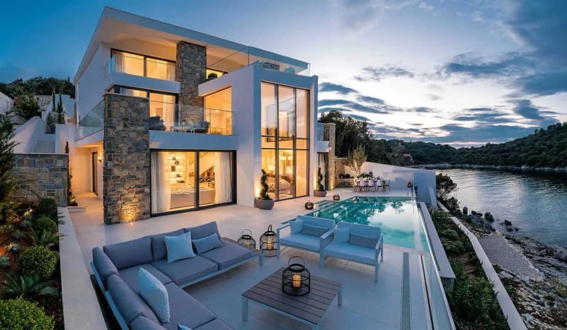 Modern Luxury Villa Overlooking the Bay