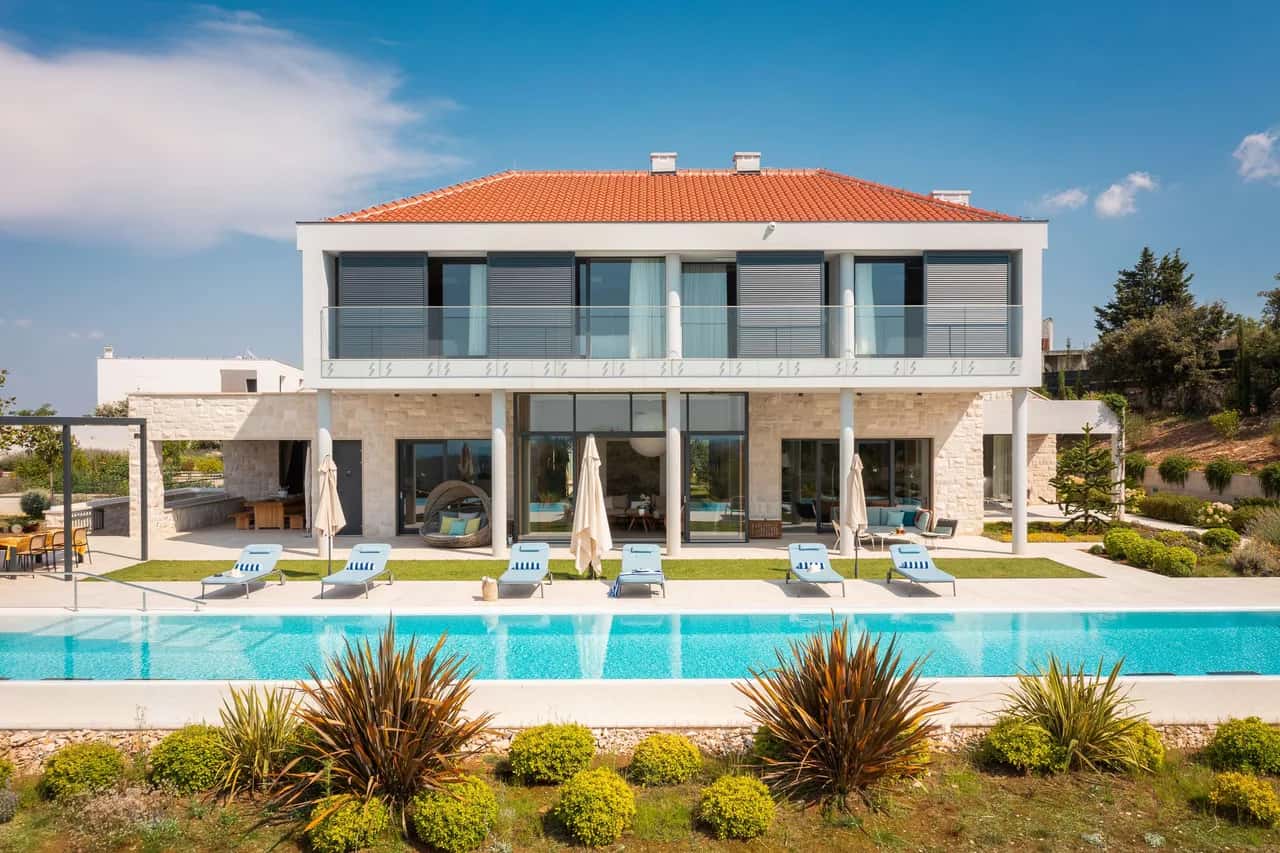Escapada Elegante Con Vistas a la Piscina Infinita
