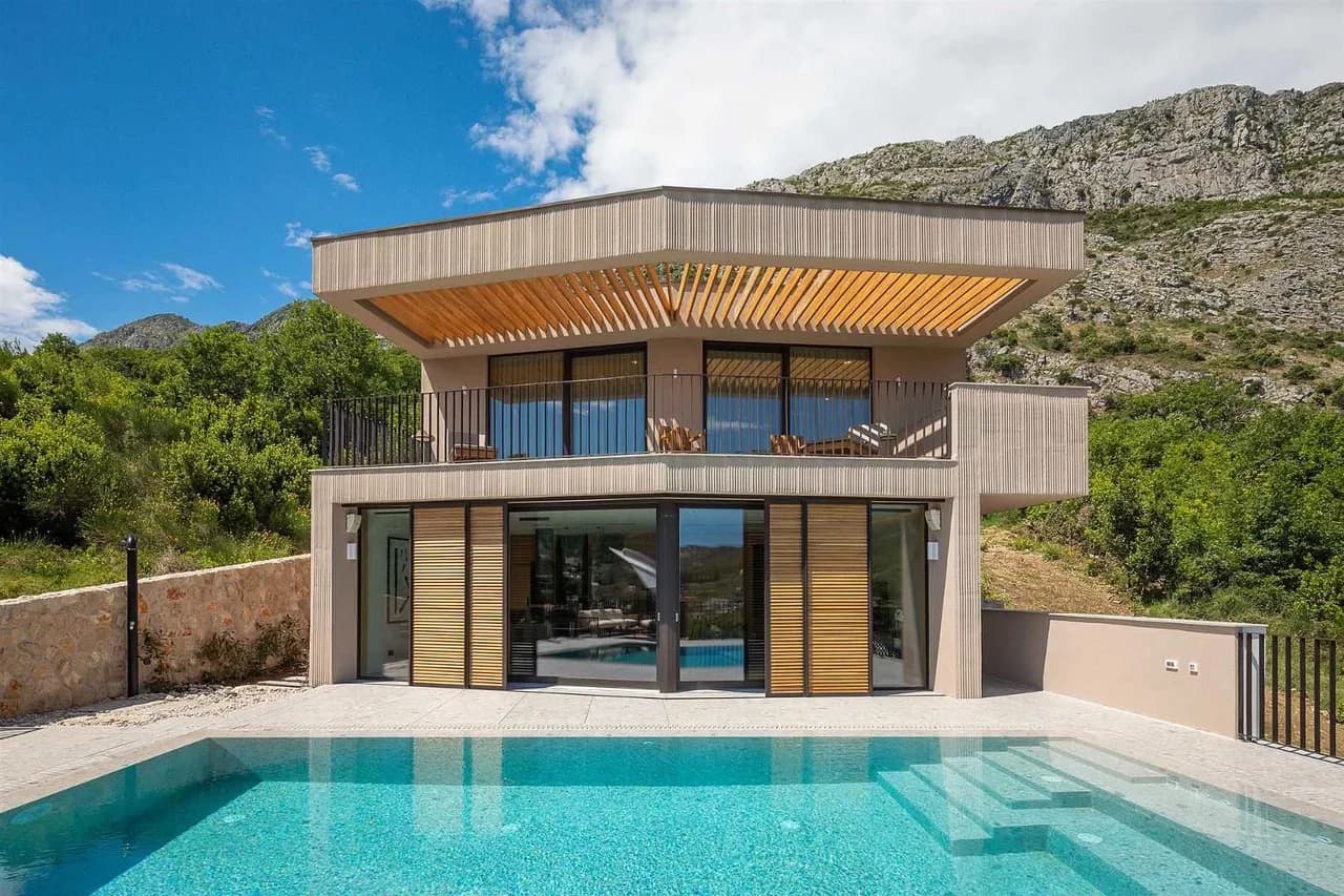 Stylish Retreat With Pool And Wellness