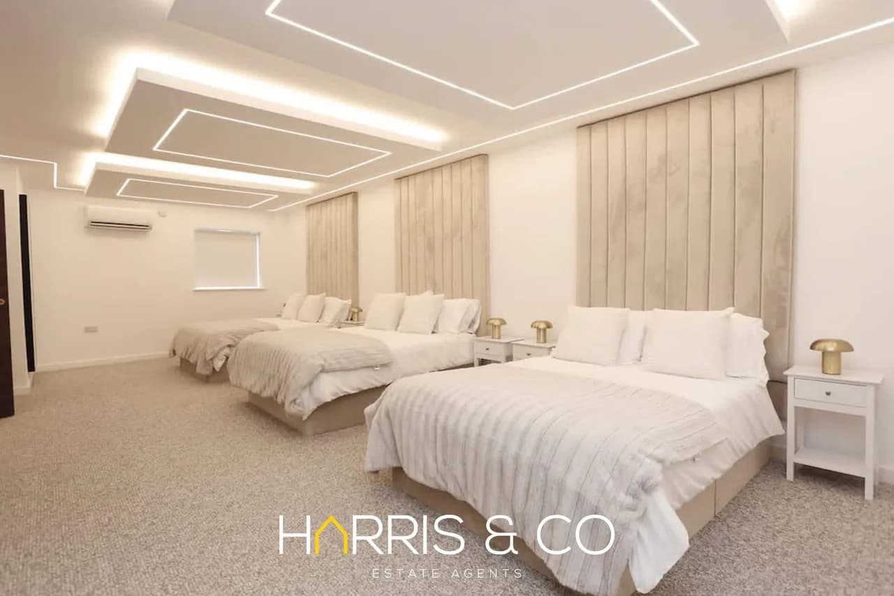 Stay by the Sea, Sleeps 14, Air Con & Parking