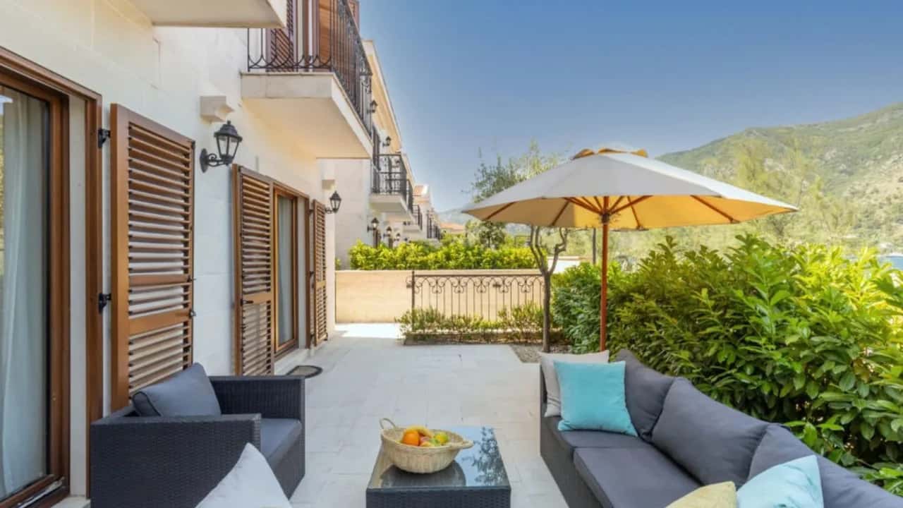 Luxuriöse mediterrane Strandvilla mit Blick auf die Bucht