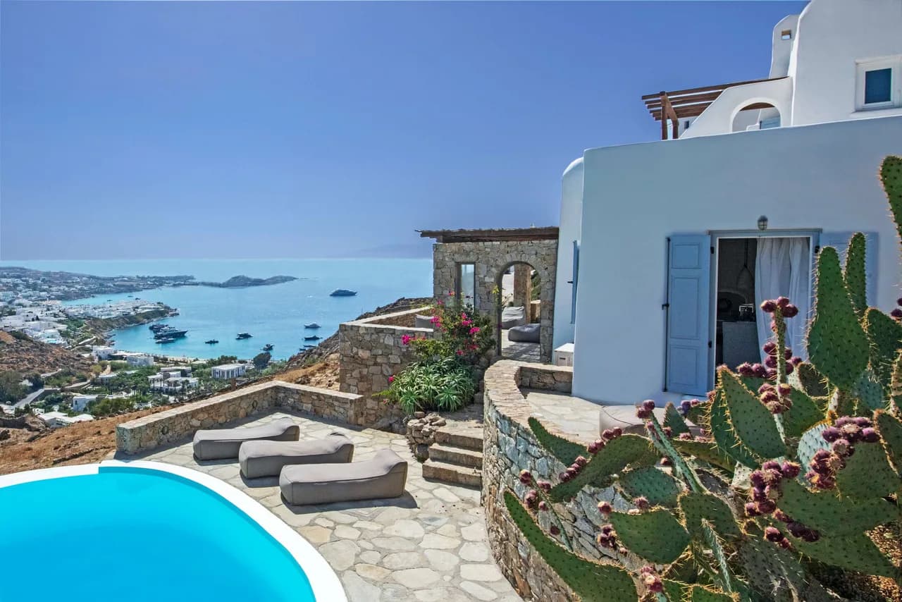Eleganter Rückzugsort mit Pool und Pergola