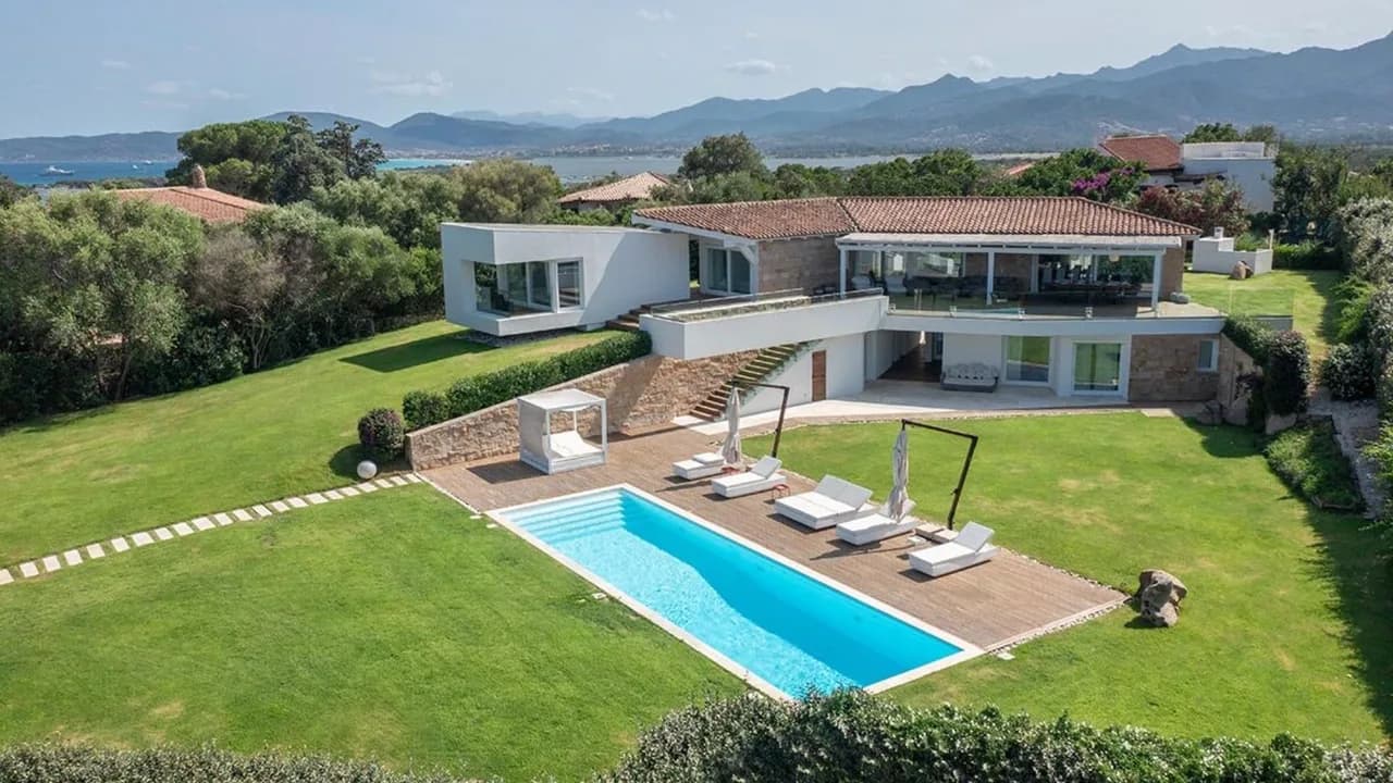Luxuriöse Küstenimmobilie mit Pool und Garten