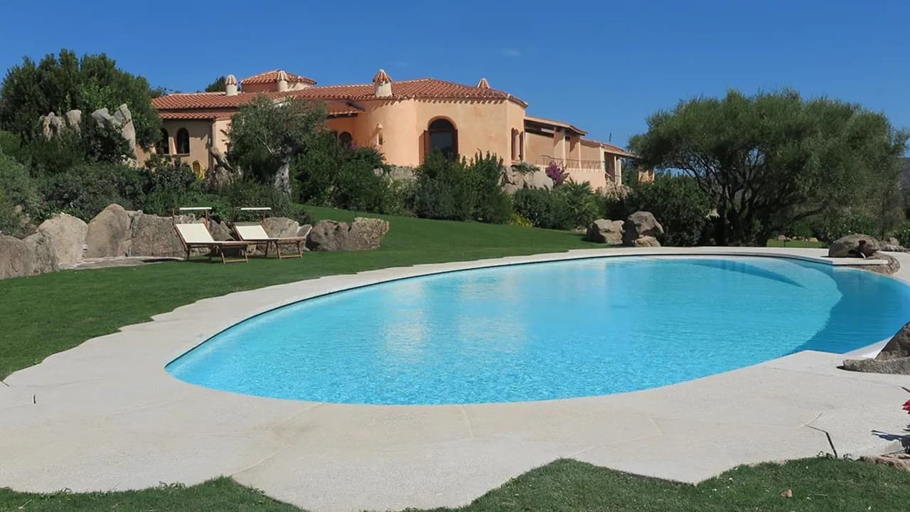 Elegante villa costera con vistas panorámicas
