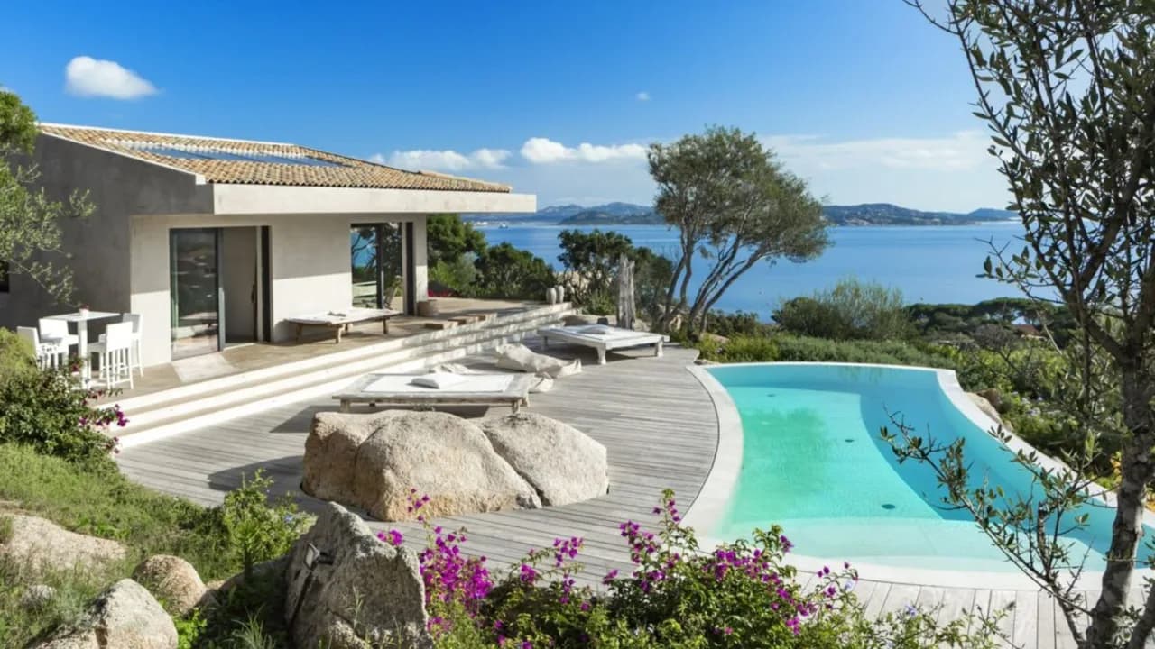 Vivienda costera elegante con piscina infinita