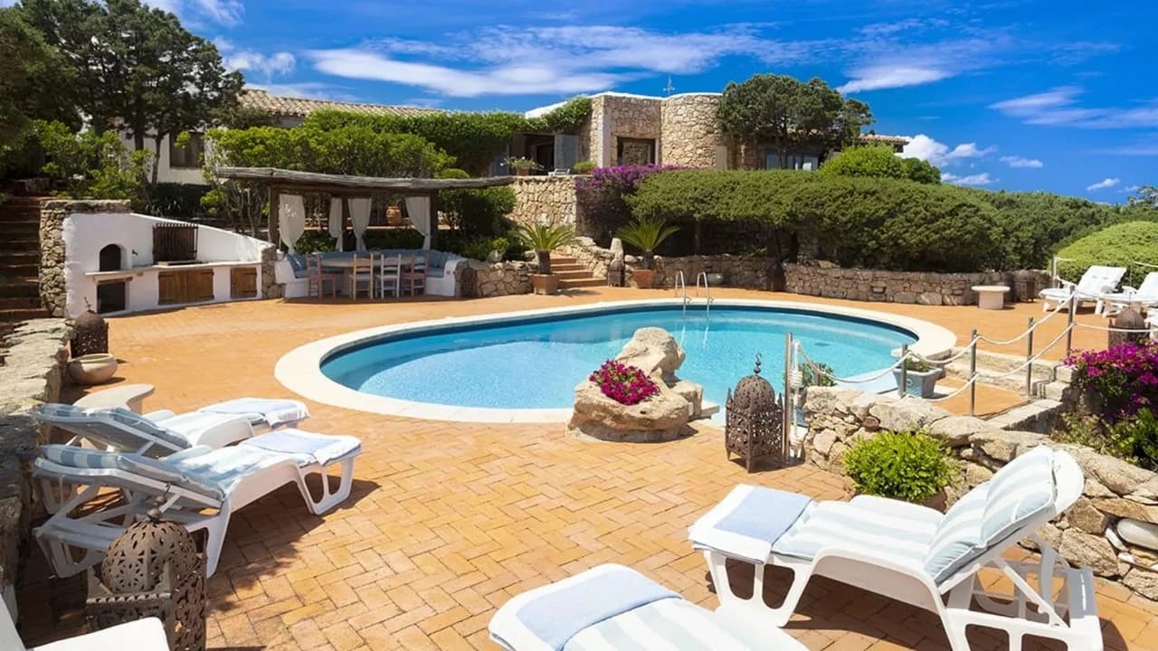 Refinado Escape Junto al Mar con Jardín Mediterráneo