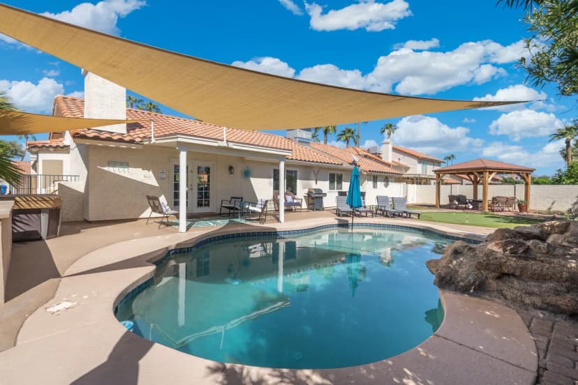 Modern 4BR Oasis with Pool, Huge Yard&Putting Green