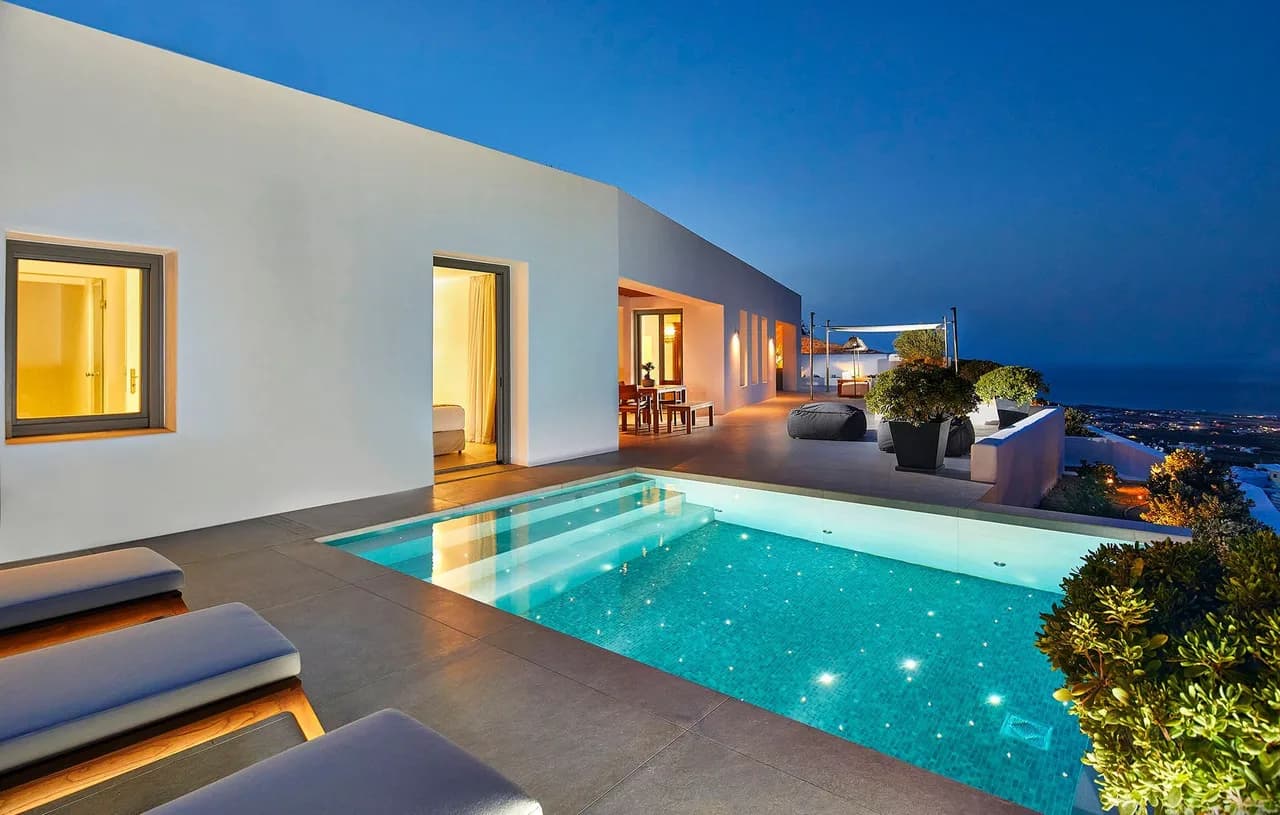 Moderna Villa en Santorini con Piscina Infinita y Jacuzzi