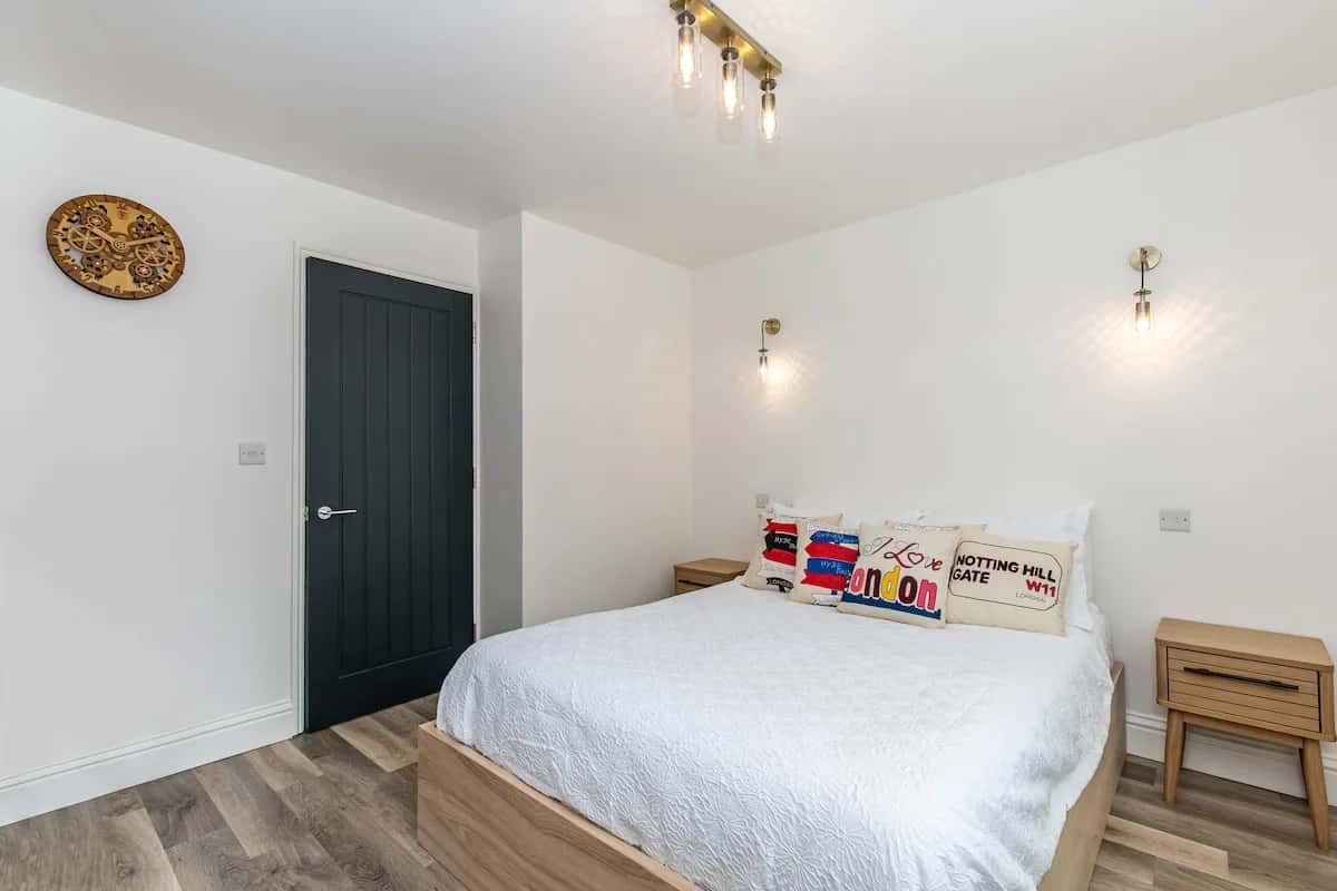 Bright 2BR Oxford Flat | Free Parking & City Access