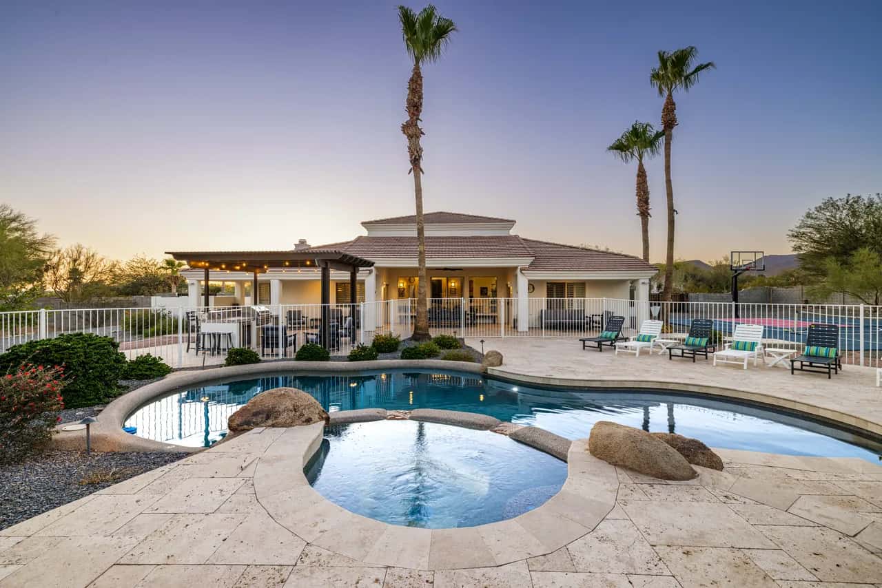 Paradise Heights Retreat: Power Vacay Estate, Pool, Putt, Sportcourt