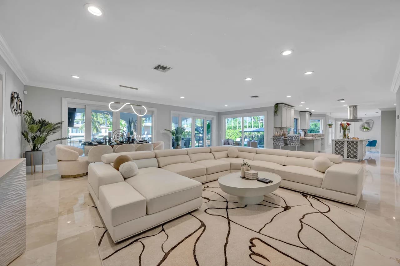 Waterfront Six Bedroom Villa in Nurmi Isles
