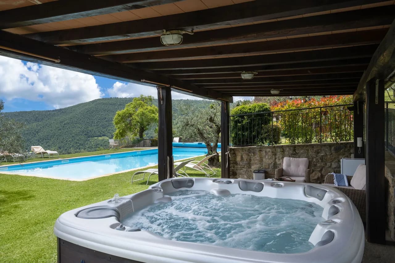 Terrace-Style Pool Villa in Tuscany