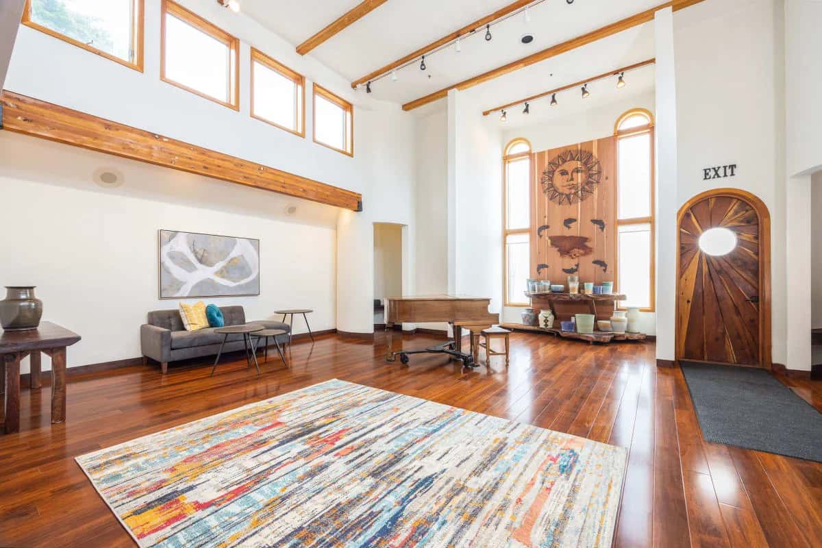 Seaside Art Gallery Loft: Inspire Your Creativity with Breathtaking Views!