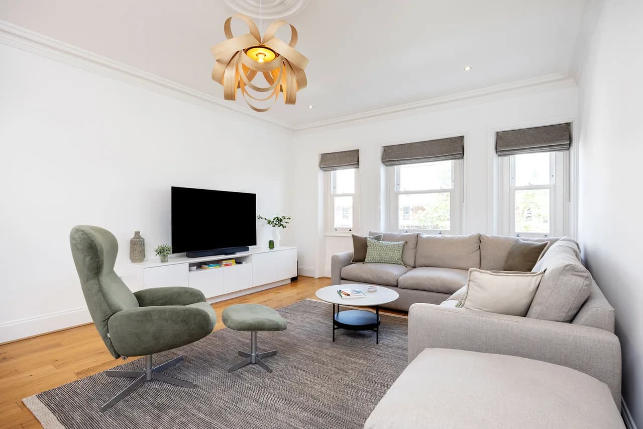Elegant Three Bedroom Apartment in London