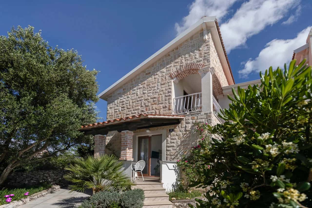 Poolside Stone One-Bedroom Residence - Marina Bok